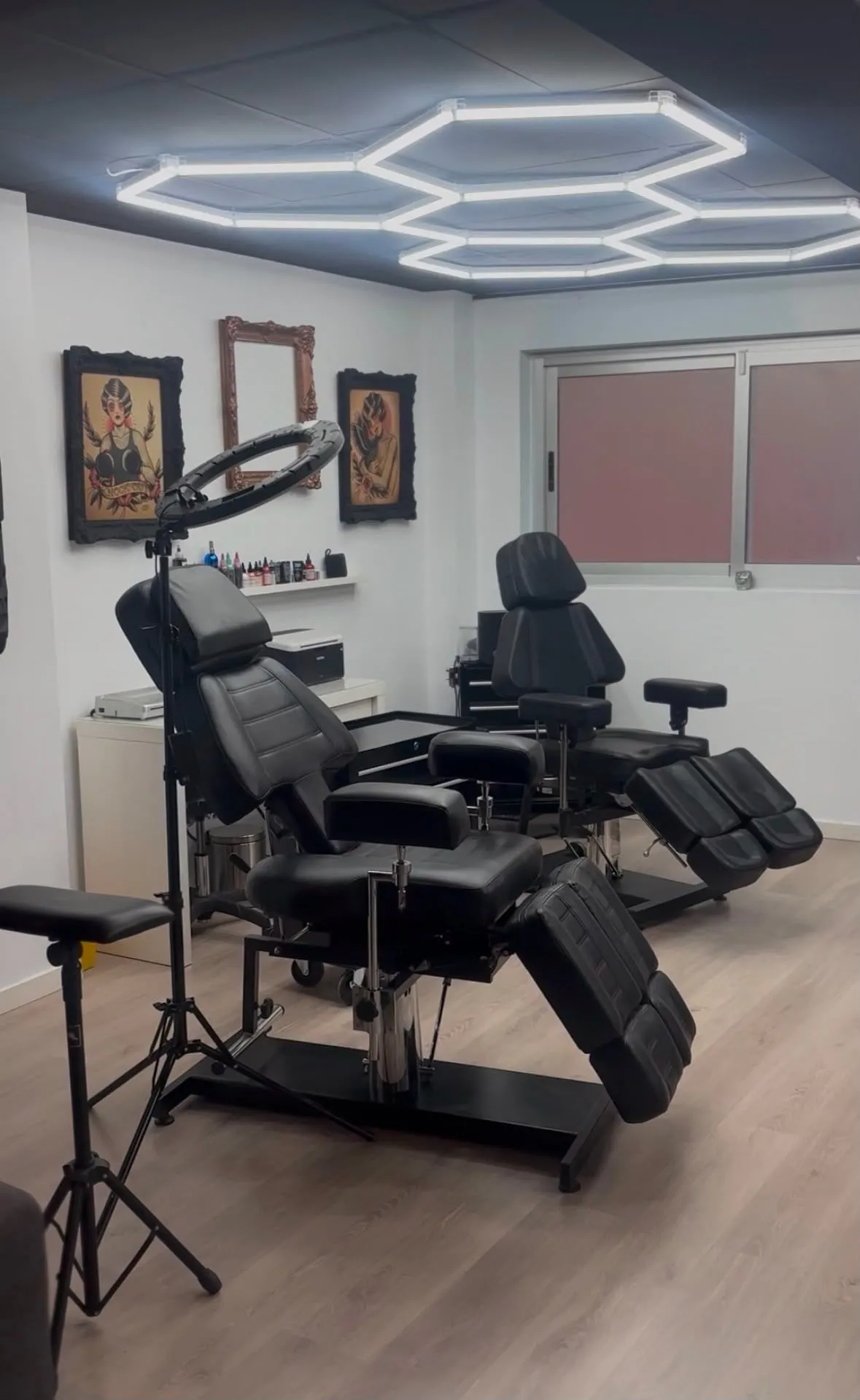 La sala: luces de panal y sillas negras